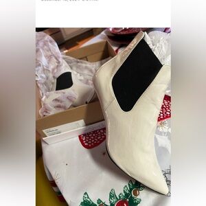 Sz 8 m new without tags super cute patent leather ankle booties.